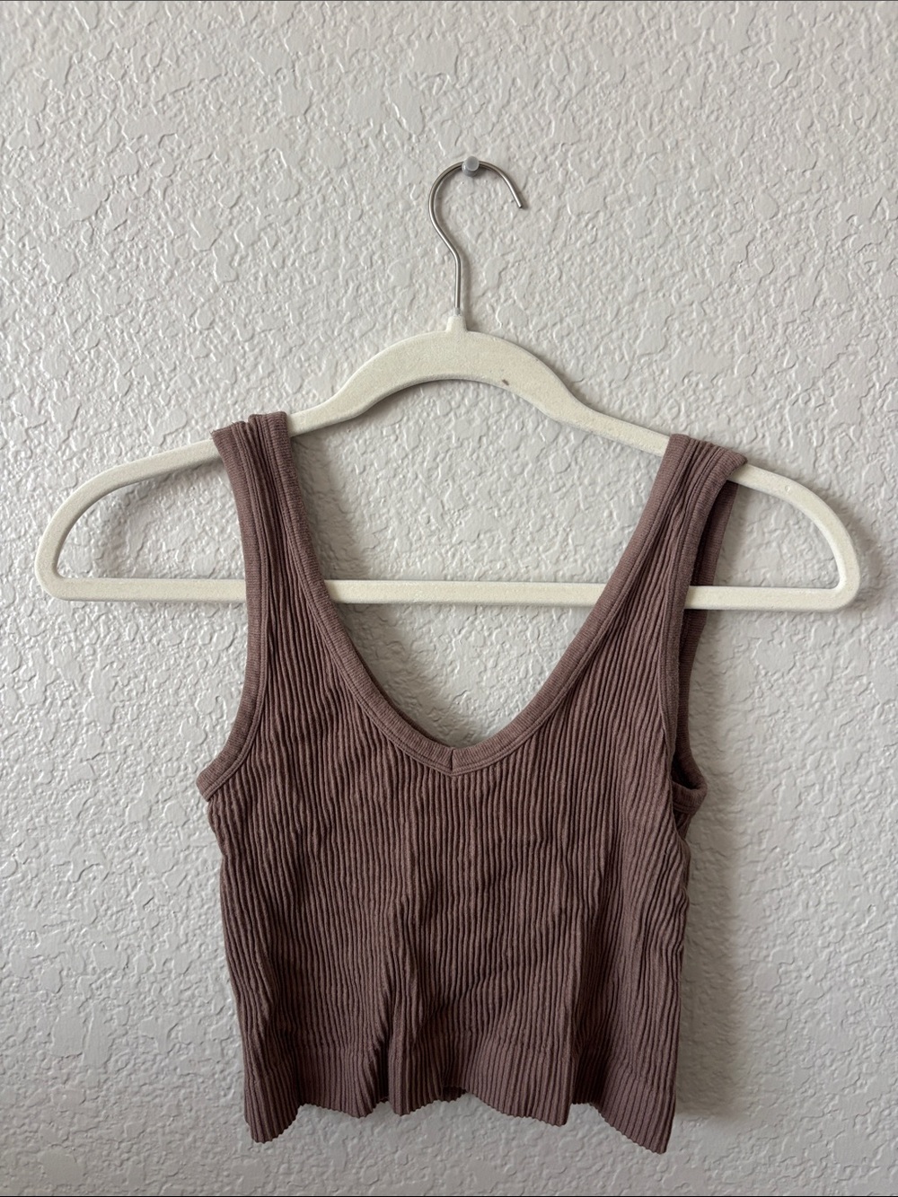 Amazon Essentials Ribbed V-Neck Crop Tank Top - Mauve